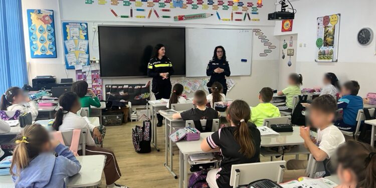 Educație pentru siguranță cu elevi de la Școala Gimnazială Mihai Eminescu și Liceul de Arte ”Hariclea Darclee”