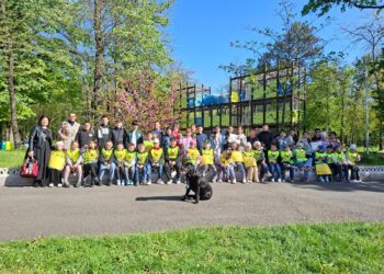 „Iubim cățeii și vrem străzi curate” – o lecție de responsabilitate oferită de cei mici!