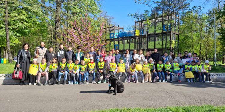 „Iubim cățeii și vrem străzi curate” – o lecție de responsabilitate oferită de cei mici!