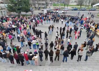 Flashmob, organizat în cadrul unui proiect educațional, la Ianca