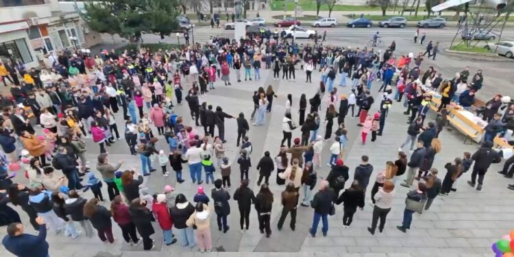 Flashmob, organizat în cadrul unui proiect educațional, la Ianca