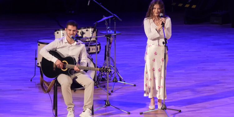 Brașovenii de la Trupa Glas au câștigat Marele Premiu al Festivalului Naţional de folk Chira Chiralina