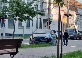 Accident la intersecția Bulevardului Al. I. Cuza cu Strada Școlilor