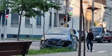 Accident la intersecția Bulevardului Al. I. Cuza cu Strada Școlilor