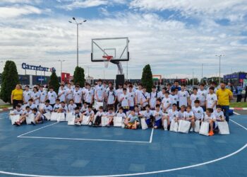 Baschet jucat cu bucurie în parcarea Braila Mall