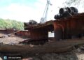 O barjă, dezmembrată ilegal pe malul Siretului, în zona Vădeni