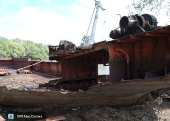 O barjă, dezmembrată ilegal pe malul Siretului, în zona Vădeni