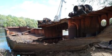O barjă, dezmembrată ilegal pe malul Siretului, în zona Vădeni