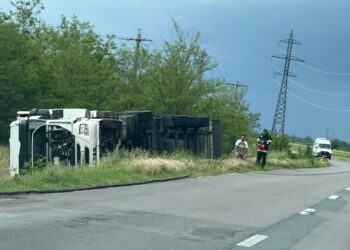 S-a răsturnat cu TIR-ul pe DN2B