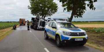 O mașină a operatorului de salubritate din județul Brăila s-a răsturnată pe DJ 221C, drumul de legătură dintre DN 23 și localitatea Siliștea