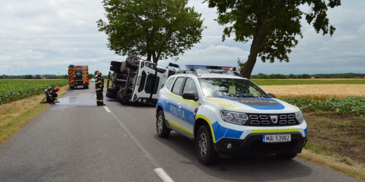 O mașină a operatorului de salubritate din județul Brăila s-a răsturnată pe DJ 221C, drumul de legătură dintre DN 23 și localitatea Siliștea