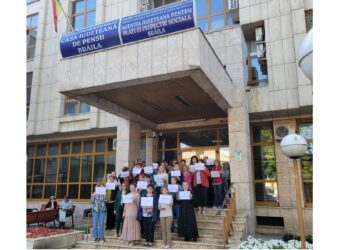 Protest la Casa Județeană de Pensii din Brăila. Angajații sunt nemulțumiți de noua lege a salarizării
