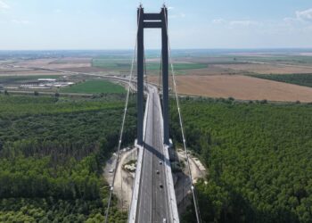 Lucrări de asfaltare pe Podul Suspendat peste Dunăre, în zona Brăila