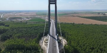 Lucrări de asfaltare pe Podul Suspendat peste Dunăre, în zona Brăila
