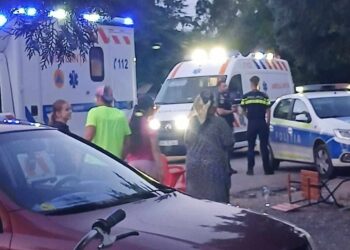 Patru persoane au ajuns la spital după o altercație în fața unui magazin din comuna Romanu