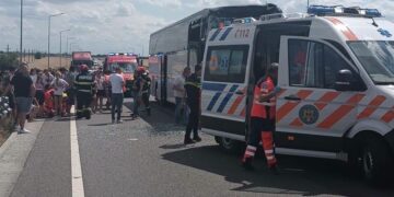 Accident rutier pe DN 21. Impact între un autobuz și un autocamion