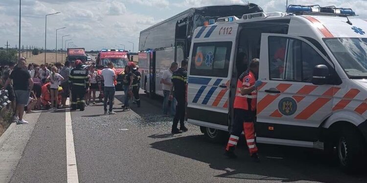 Accident rutier pe DN 21. Impact între un autobuz și un autocamion