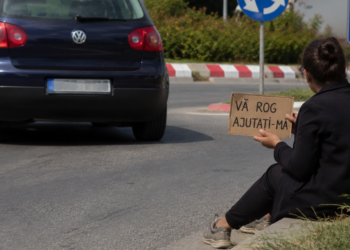 Tânără din Ucraina, depistată cerșind într-un sens giratoriu de la intrarea în Brăila