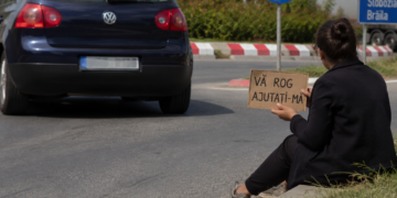 Tânără din Ucraina, depistată cerșind într-un sens giratoriu de la intrarea în Brăila