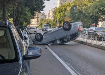 A intrat cu mașina în refugiul de tramvai și apoi s-a răsturnat