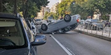 A intrat cu mașina în refugiul de tramvai și apoi s-a răsturnat