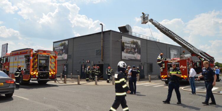 Video: Incendiu la supermarketul Kaufland de pe bld. Dorobanților