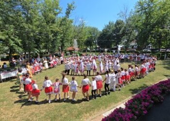 „Școala de vară – Dor de joc popular” – momentul când tradiția a adus împreună copii, profesori și iubitori ai folclorului