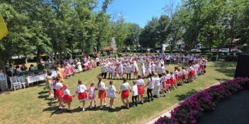 „Școala de vară – Dor de joc popular” – momentul când tradiția a adus împreună copii, profesori și iubitori ai folclorului