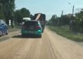 Cereale împrăștiate pe carosabil în satul Lacu Sărat