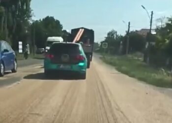 Cereale împrăștiate pe carosabil în satul Lacu Sărat