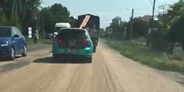 Cereale împrăștiate pe carosabil în satul Lacu Sărat