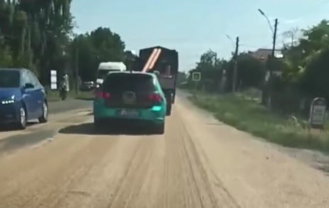 Cereale împrăștiate pe carosabil în satul Lacu Sărat
