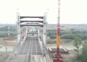 Vremea nefavorabilă a dat peste cap planurile pe șantierul DEx6 Brăila-Galați: Montarea unui nou segment de tablier la podul peste râul Siret, amânată de ploi