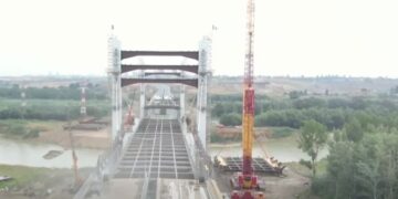 Vremea nefavorabilă a dat peste cap planurile pe șantierul DEx6 Brăila-Galați: Montarea unui nou segment de tablier la podul peste râul Siret, amânată de ploi