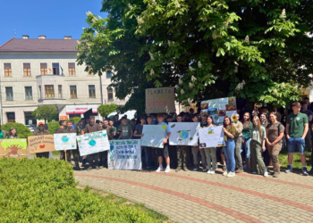 Peste 1.700 de elevi au transformat România într-un loc mai verde: 134 de tone de deșeuri reciclate, 75.000 de copaci plantați și 60.000 de elevi la lecții de mediu