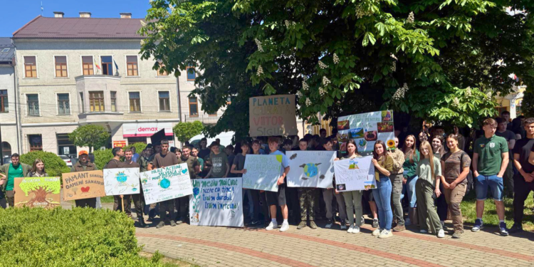 Peste 1.700 de elevi au transformat România într-un loc mai verde: 134 de tone de deșeuri reciclate, 75.000 de copaci plantați și 60.000 de elevi la lecții de mediu