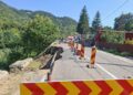 Avertizare de trafic pe DN 10. O porțiune de șosea s-a surpat la Lunca Priporului. Circulația este restricționată