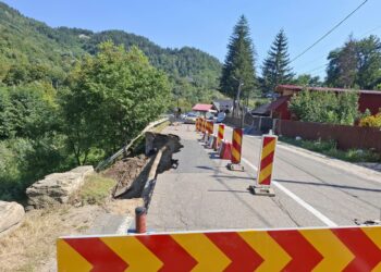 Avertizare de trafic pe DN 10. O porțiune de șosea s-a surpat la Lunca Priporului. Circulația este restricționată