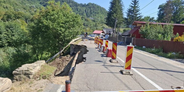 Avertizare de trafic pe DN 10. O porțiune de șosea s-a surpat la Lunca Priporului. Circulația este restricționată
