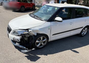Accident grav în Râmnicu Sărat. Un șofer de 76 de ani a mers pe contrasens și a avariat 8 mașini, inclusiv o autospecială de poliție