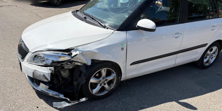 Accident grav în Râmnicu Sărat. Un șofer de 76 de ani a mers pe contrasens și a avariat 8 mașini, inclusiv o autospecială de poliție