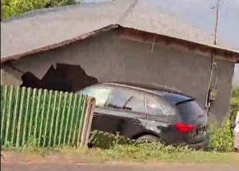 A intrat cu mașina în peretele exterior al unui imobil