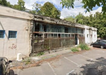 Clădirea degradată de pe strada Mioriței va fi demolată pentru a face loc unei noi parcări rezidențiale