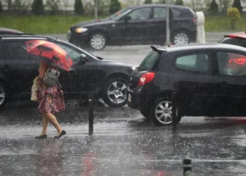 Schimbare bruscă a vremii. ANM anunță vijelii, ploi torențiale și o răcire accentuată cu până la 10 grade