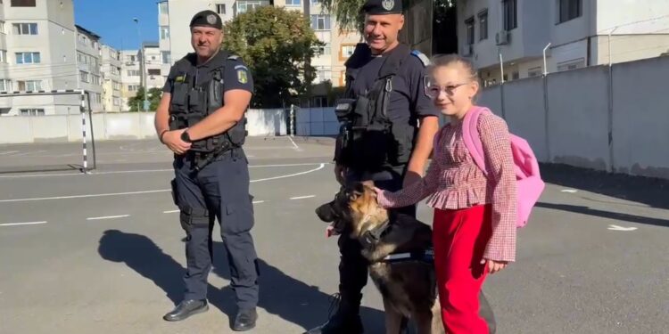 Jandarmii brăileni, alături de elevi în prima zi de școală
