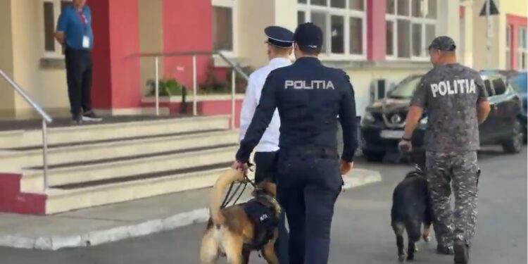 Prima zi de școală. Polițiștii alături de elevi și cadrele didactice