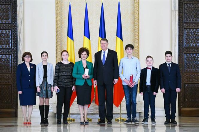 Scoala Ion Creanga din Braila, decorata de presedintele Iohannis