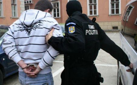 Pusti de 18 ani arestat pentru comiterea mai multe infractiuni cu violente