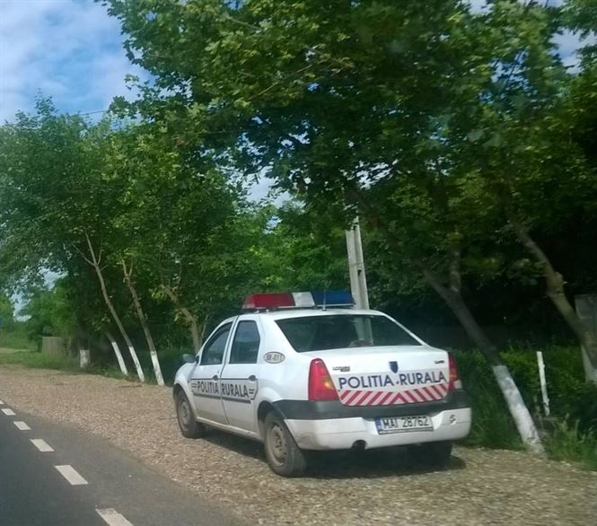A pierdut controlul autoturismului si a intrat intr-un utilaj agricol stationat
