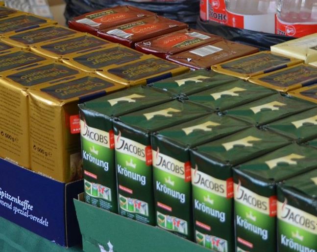 A vrut sa plece din hipermarket fara sa plateasca 144 pachete de cafea